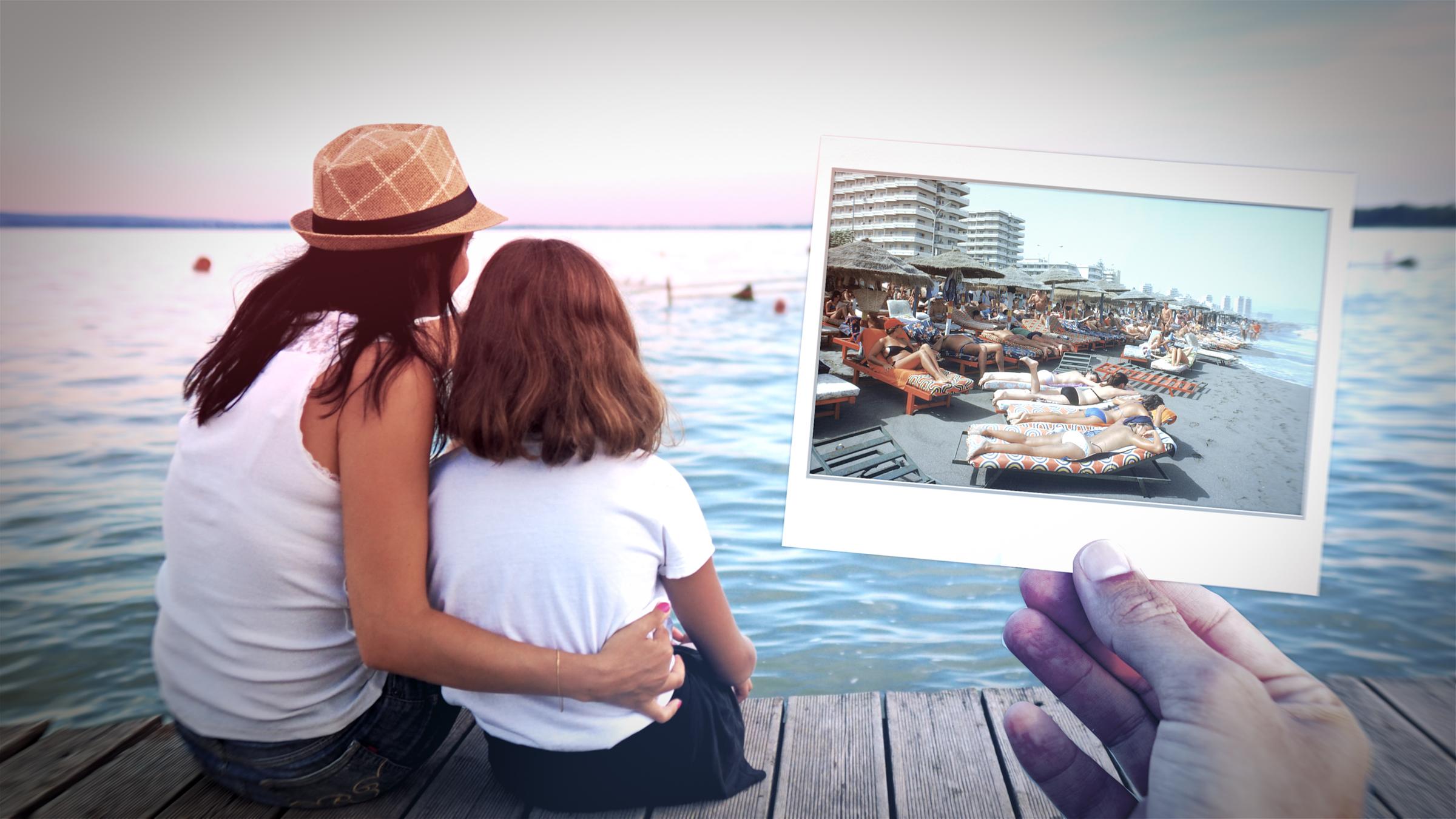 "ZDFzeit: Sehnsucht Urlaub - So reist Deutschland": Eine Fotomontage: zwei Personen sitzen auf Bootssteg und Foto von 1979 mit Touristen am Strand von Torremolinos.