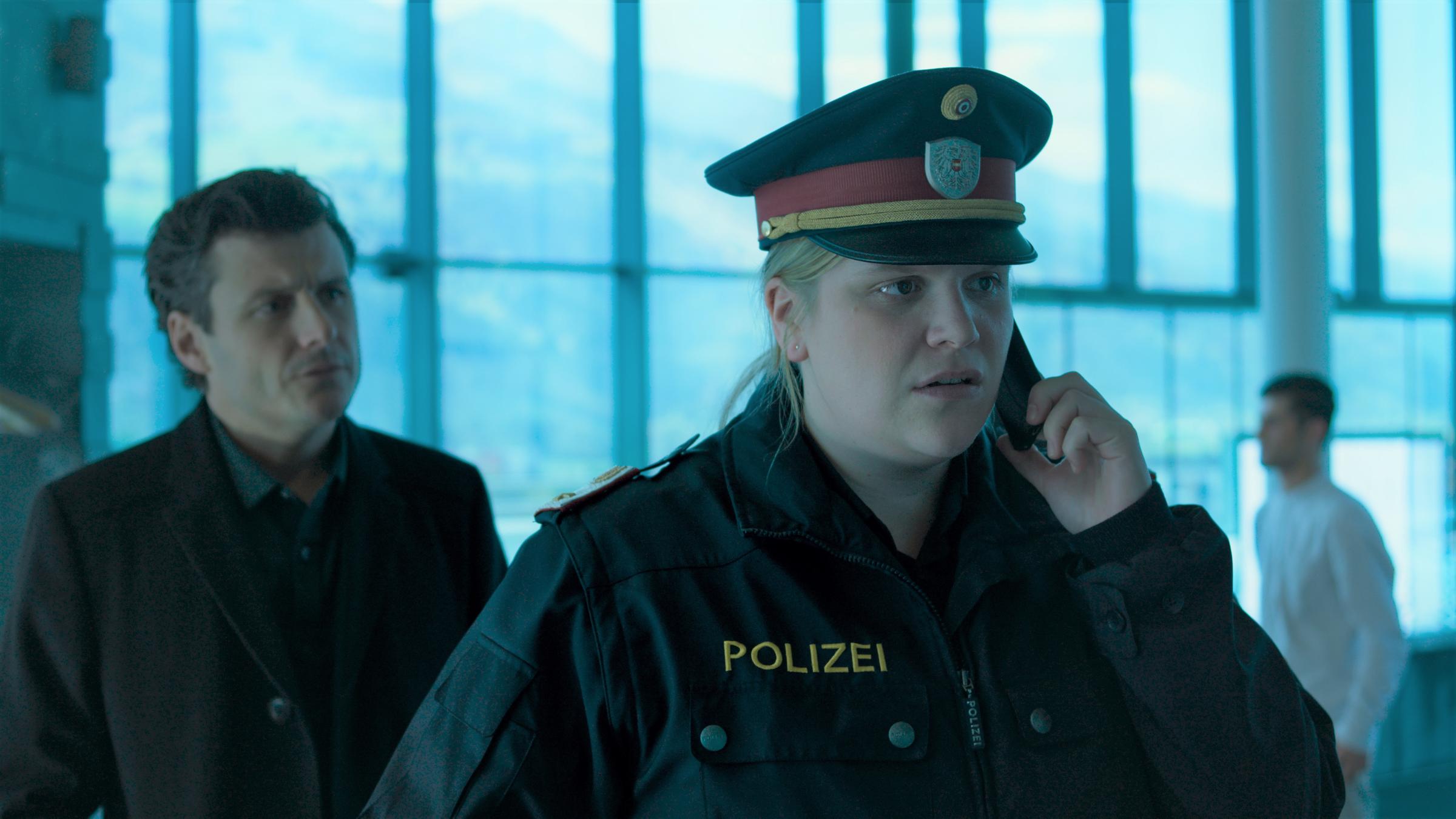 "Das dunkle Paradies": Franziska Heilmayr (Stephanie Reinsperger) und Martin Merana (Manuel Rubey) stehen zusammen in einem Hallenbad.