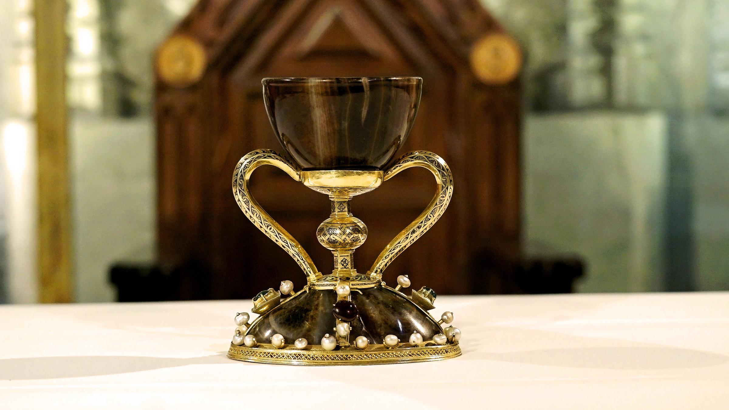 "Mythos - Die größten Rätsel der Geschichte - Der Heilige Gral": Im Vordergrund steht ein großer Kelch. Er ist prunkvoll verziert.