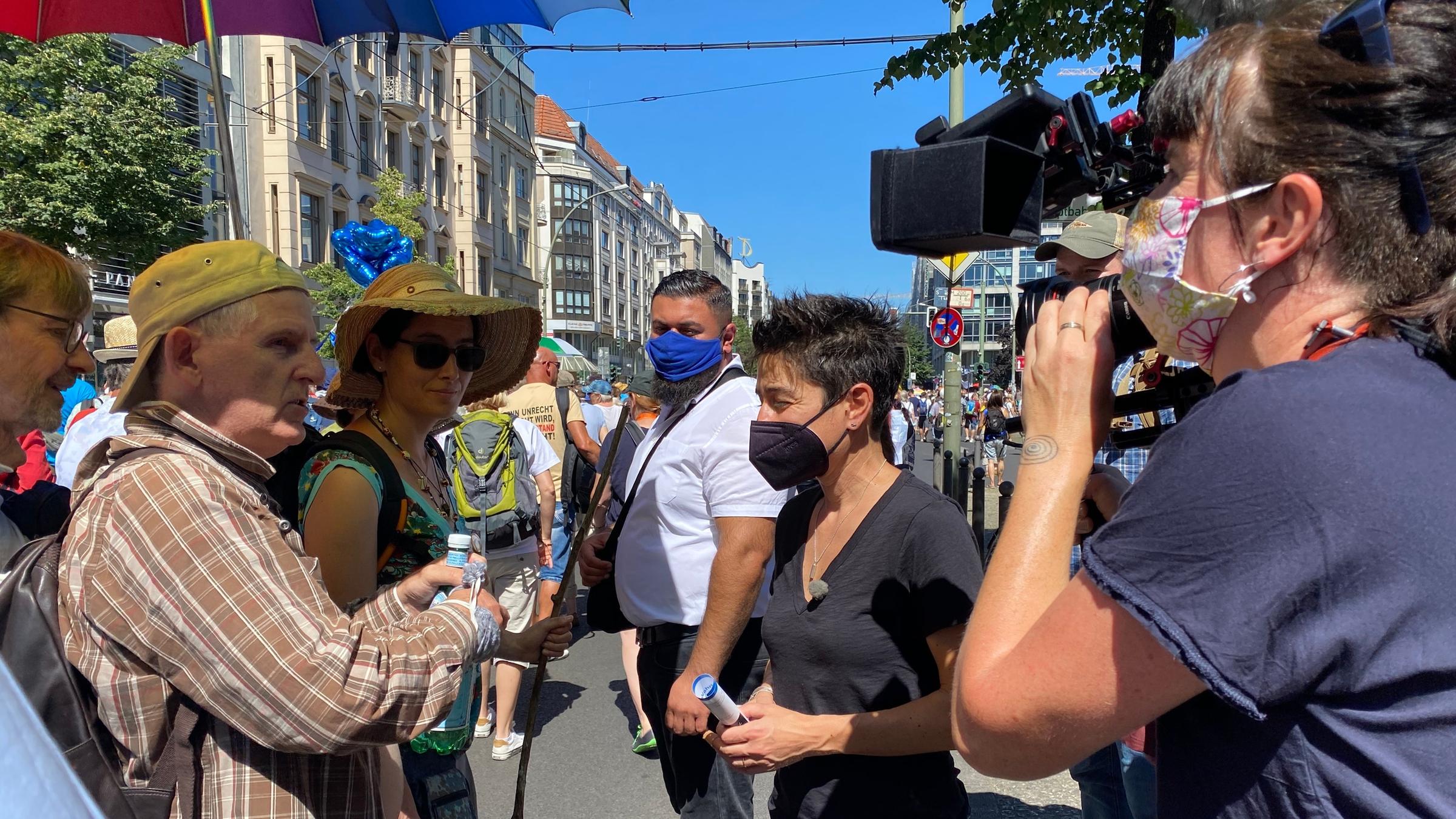 "dunja hayali": Dunja Hayali im Gespräch mit Teilnehmern der Demonstration gegen Corona-Auflagen in Berlin am 1. August.