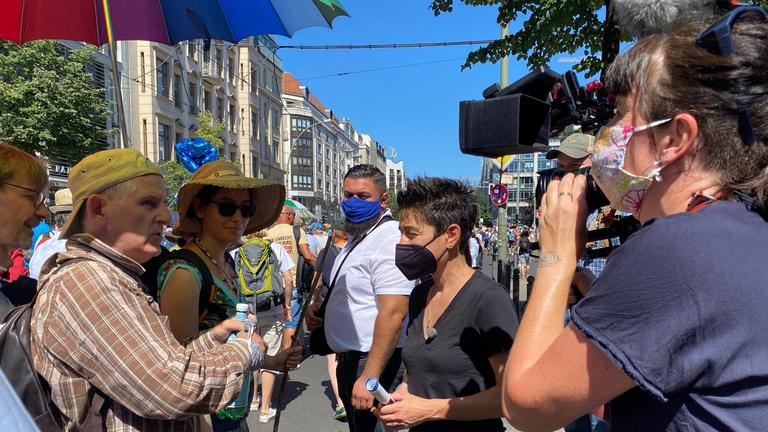 "dunja hayali": Dunja Hayali im Gespräch mit Teilnehmern der Demonstration gegen Corona-Auflagen in Berlin am 1. August.