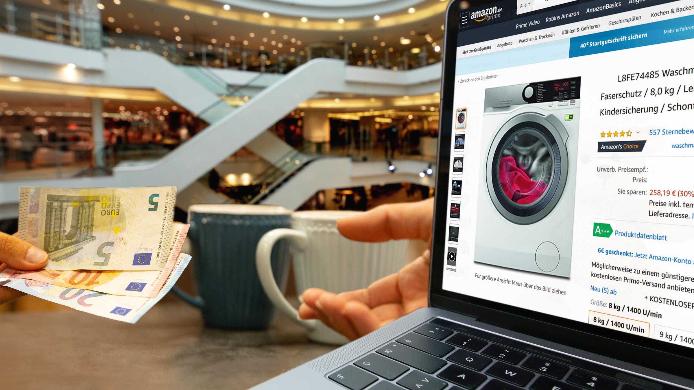 "ZDFzeit: Amazon gegen Einzelhandel - Billiger, bequemer - besser?": Laptop mit Amazon-Seite auf dem Screen, die eine Waschmaschine zum Verkauf zeigt, im Vordergrund. Dahinter ein Ladentisch, auf dem zwei Tassen stehen. Eine Hand ist dabei, drei Euroscheine (5, 10, 20 Euro) einer anderen Hand zu reichen. Im Hintergrund mehrstöckige Ladenreihen in einer beleuchteten Mall mit weißen Rolltreppen.