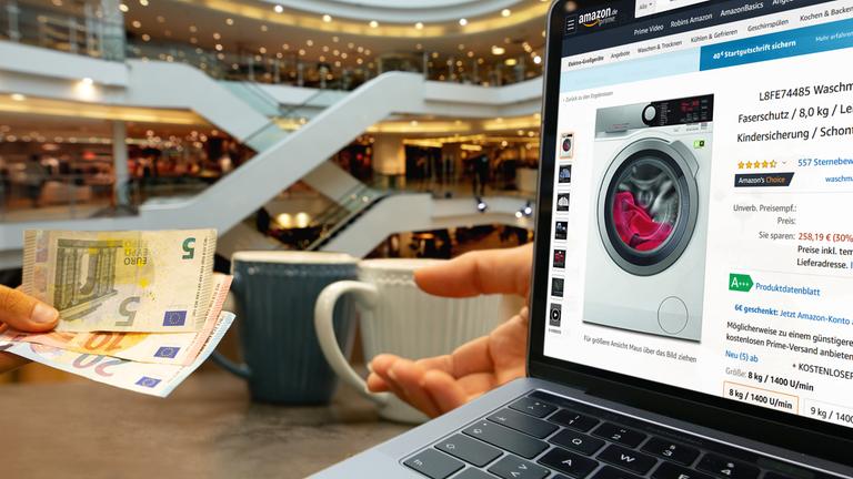"ZDFzeit: Amazon gegen Einzelhandel - Billiger, bequemer - besser?": Laptop mit Amazon-Seite auf dem Screen, die eine Waschmaschine zum Verkauf zeigt, im Vordergrund. Dahinter ein Ladentisch, auf dem zwei Tassen stehen. Eine Hand ist dabei, drei Euroscheine (5, 10, 20 Euro) einer anderen Hand zu reichen. Im Hintergrund mehrstöckige Ladenreihen in einer beleuchteten Mall mit weißen Rolltreppen.