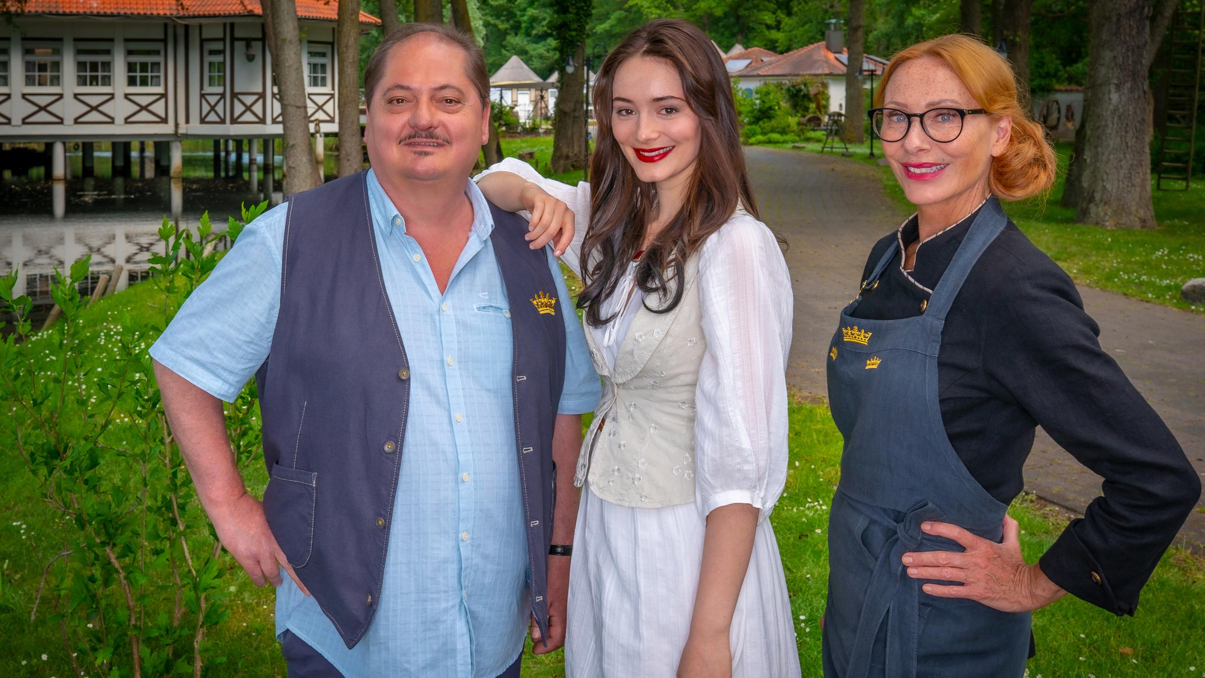 "Schneewittchen am See - Drehstart": Heinrich Witte (Jürgen Tarrach), Smilla Witte (Maria Ehrich), Regina Bellmer (Andrea Sawatzki).