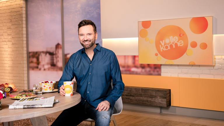 Ingo Nommsen sitzt am Frühstückstisch in der Studiodeko von "Volle Kanne"