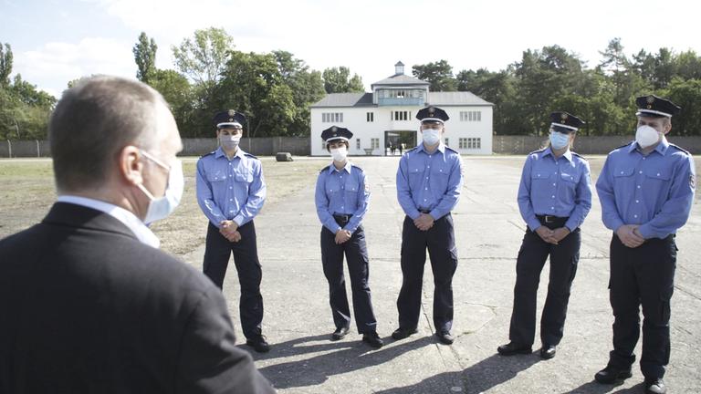 "Die Deutschen und der Holocaust": Polizeianwärter in KZ-Gedenkstätte Sachsenhausen, Oranienburg.