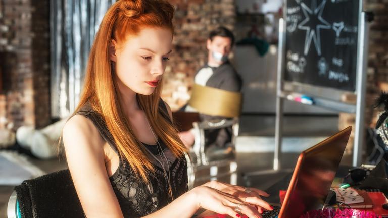 "Meine teuflisch gute Freundin": Liliths Zimmer. Lilith (Emmma Bading) selbst sitzt im Vordergrund an ihrem Computer und treibt ihr Unwesen online. Im Hintergrund eine vollgeschriebene Schultafel, neben der – fest verschnürt und mit einem Stück Klebeband quer über dem Mund – der Privatlehrer (Thomas Clemens) sitzt und sich nicht rühren kann. Hilflos schaut er nach vorne zu der unbeeindruckten Teufelstochter.