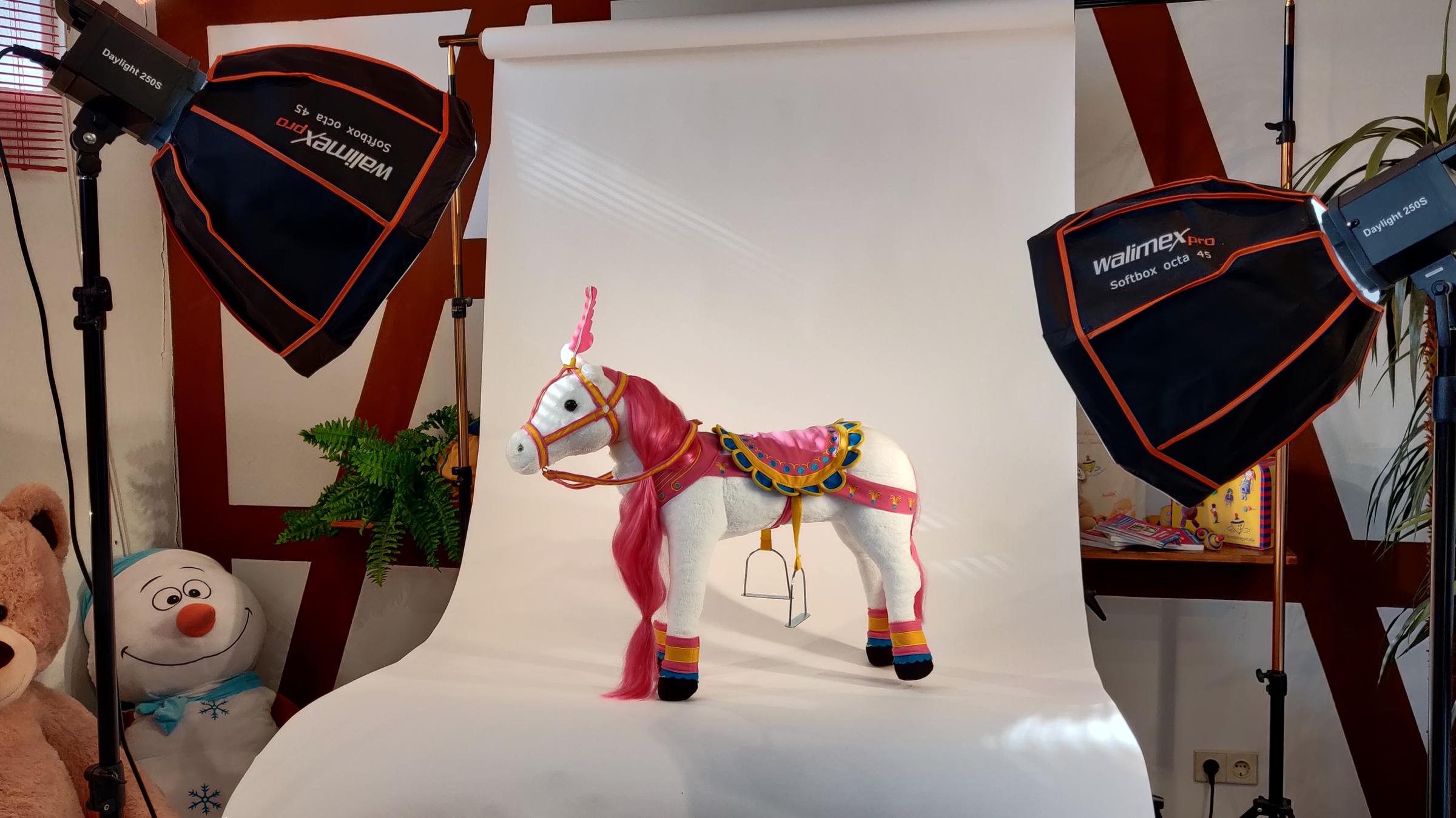 "planet e.: Fast Toys - Womit unsere Kinder spielen": Spielzeug wird perfekt in Szene gesetzt.