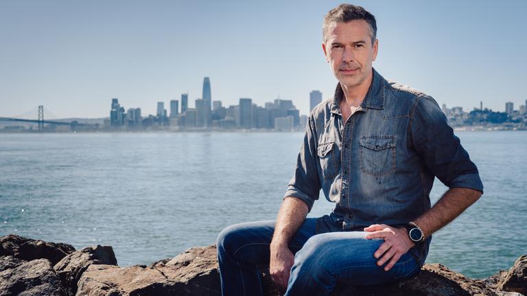 "Terra X - Faszination Erde: USA - Wer beherrscht Amerika?": Dirk Steffens vor der Skyline von San Francisco.