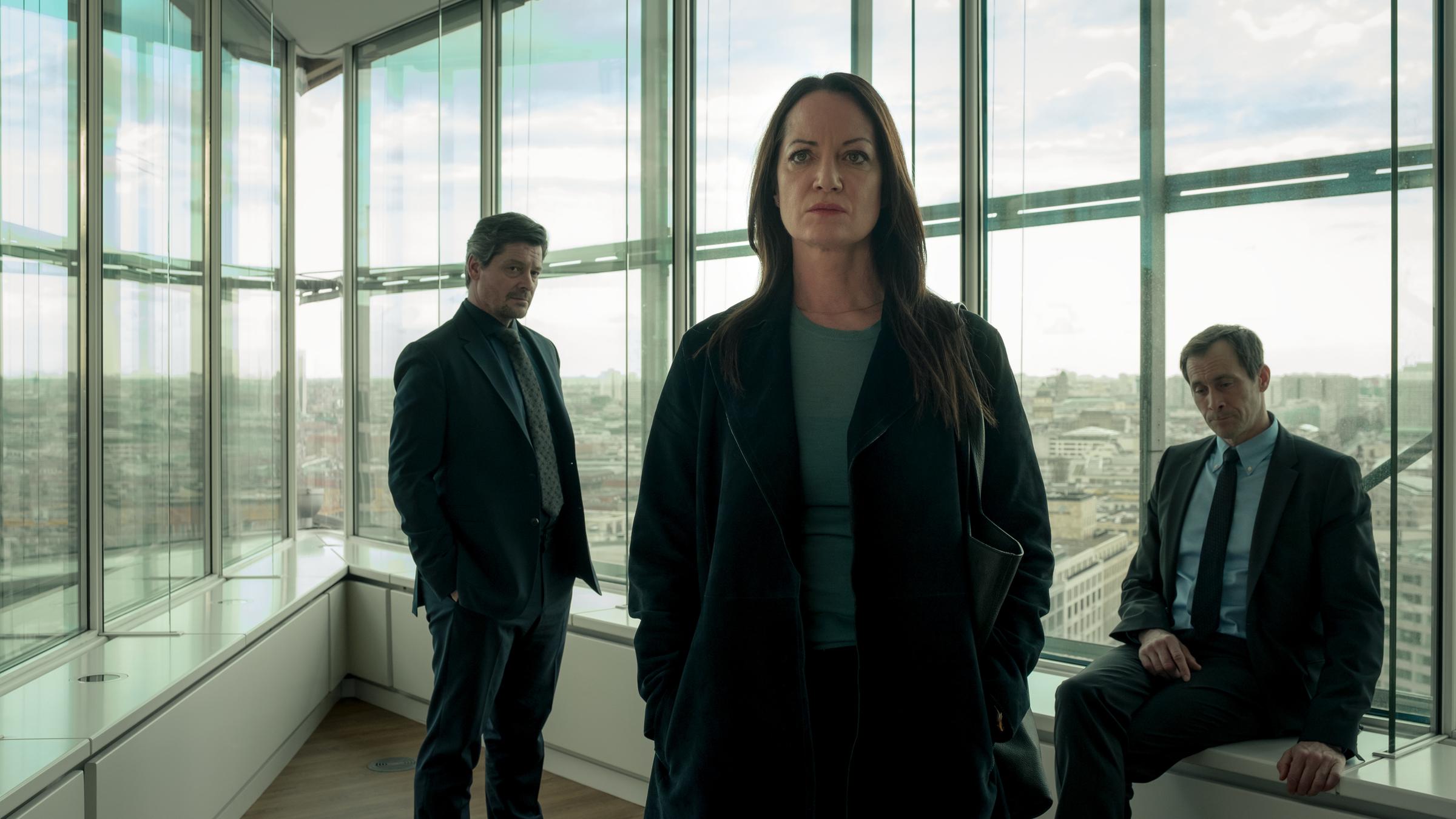 "Wahrheit oder Lüge": Annabelle (Natalia Wörner, vo.), John (Fritz Karl, li.) und Tom (Marc Hosemann, re.) im Anwaltsbüro