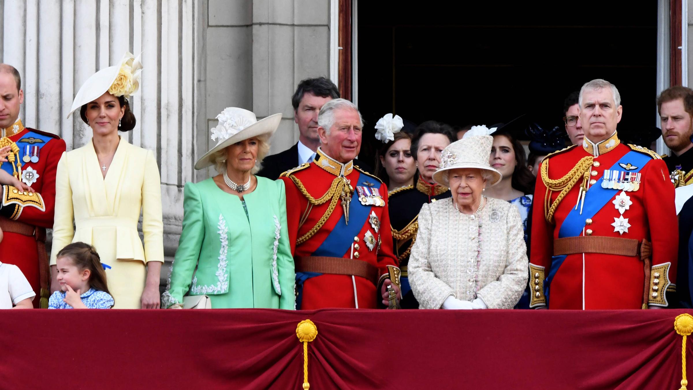 "ZDFzeit: Ärger im Buckingham Palace. Die Queen und die liebe Familie": Mitglieder der britischen Königsfamilie stehen auf einem Balkon. In der vorderen Reihe von links nach rechts: Camilla, Duchess of Cornwall, Charles, Prince of Wales, Queen Elizabeth, Andrew, Duke of York. Im Hintergrund u.a. Meghan, Duchess of Sussex und Harry, Duke of Sussex