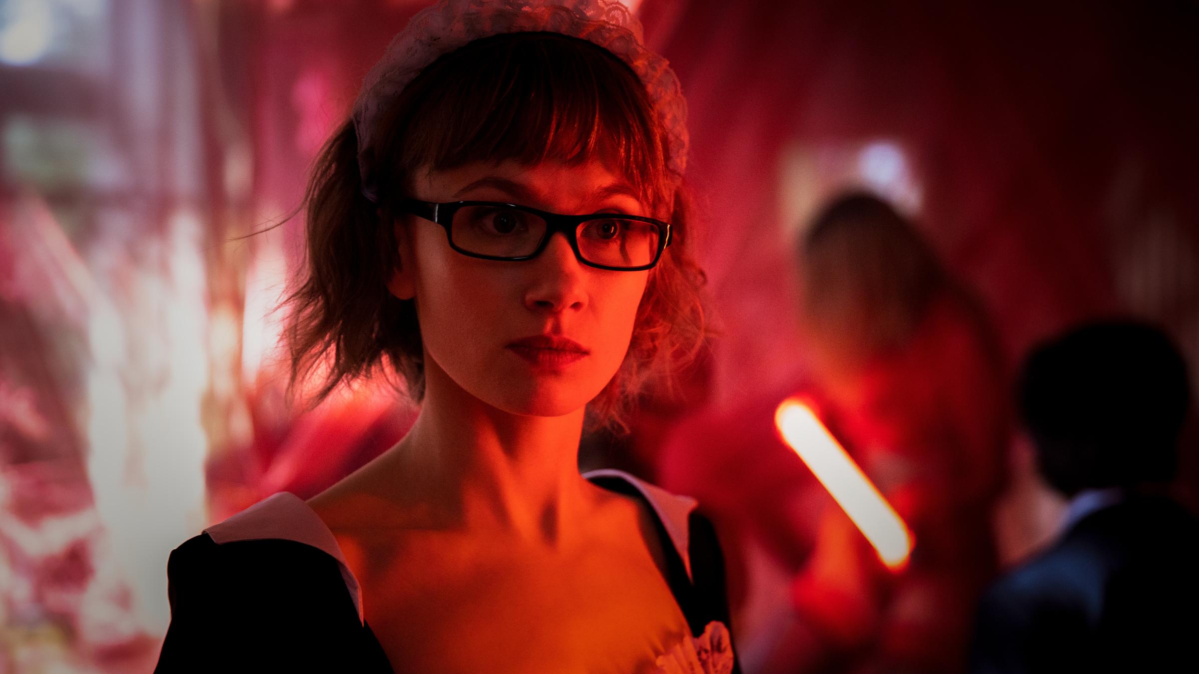 „Dunkelstadt - Masken": Nahaufnahme von Doro Decker (Alina Levshin), die als Haushilfe mit Häubchen verkleidet ist.