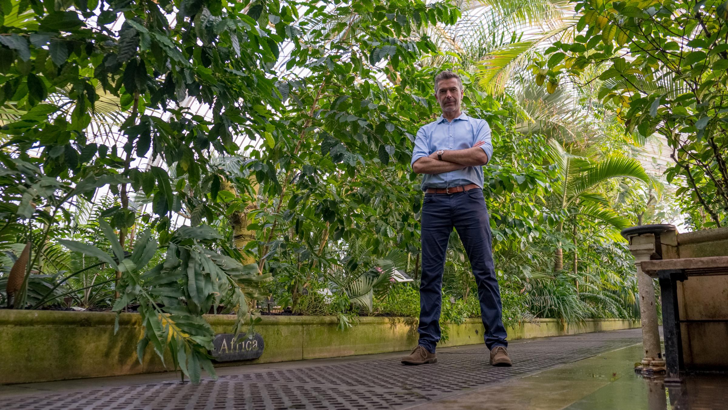 "Anthropozän - Das Zeitalter des Menschen: Erde": Moderator Dirk Steffens steht im Palm House von Kew Gardens in London