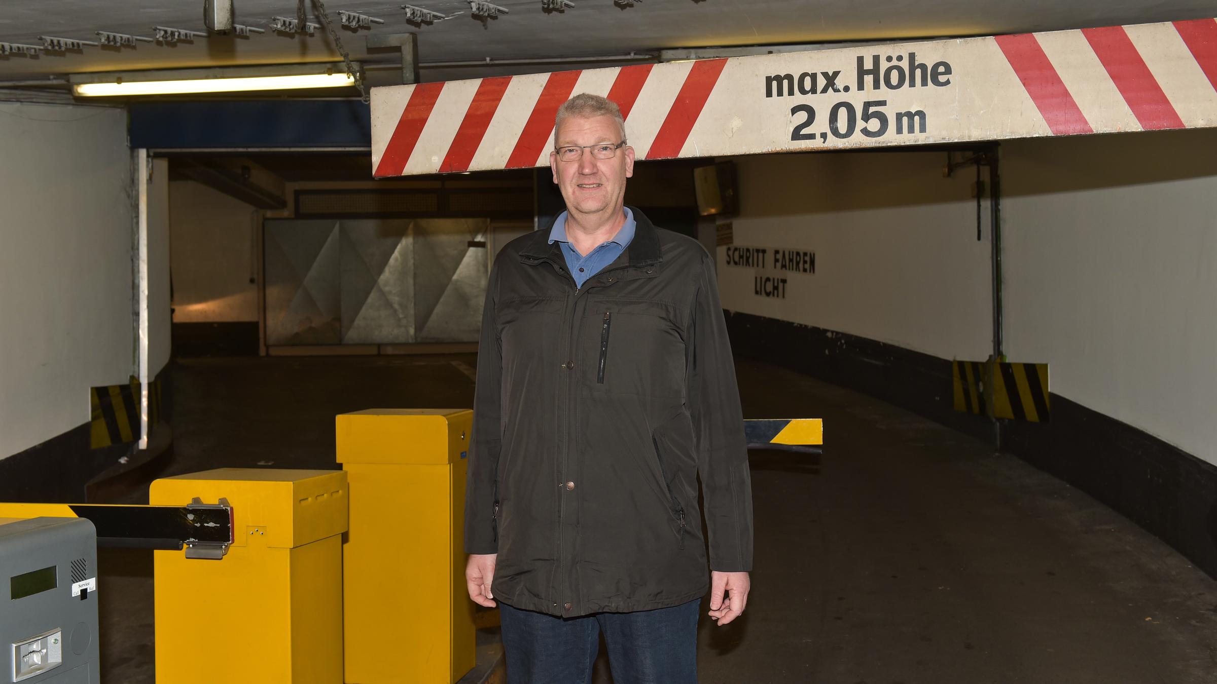 "37°: Nie auf Augenhöhe - Von kleinen und großen Menschen": Rolf Mayr steht vor der Einfahrt eines Parkhauses, die er um einiges überragt.