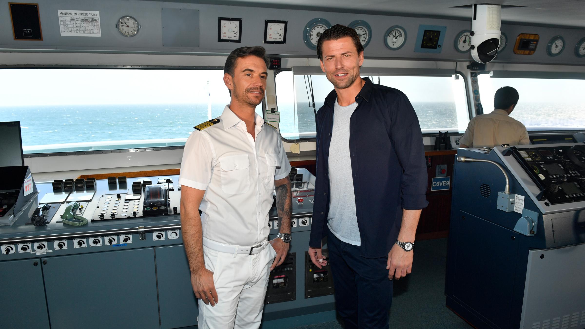 "Das Traumschiff: Kolumbien": Kapitän Max Prager (Florian Silbereisen) und Roman Weidenfeller (Roman Weidenfeller) stehen zusammen in dem Führerhaus des Traumschiffes.