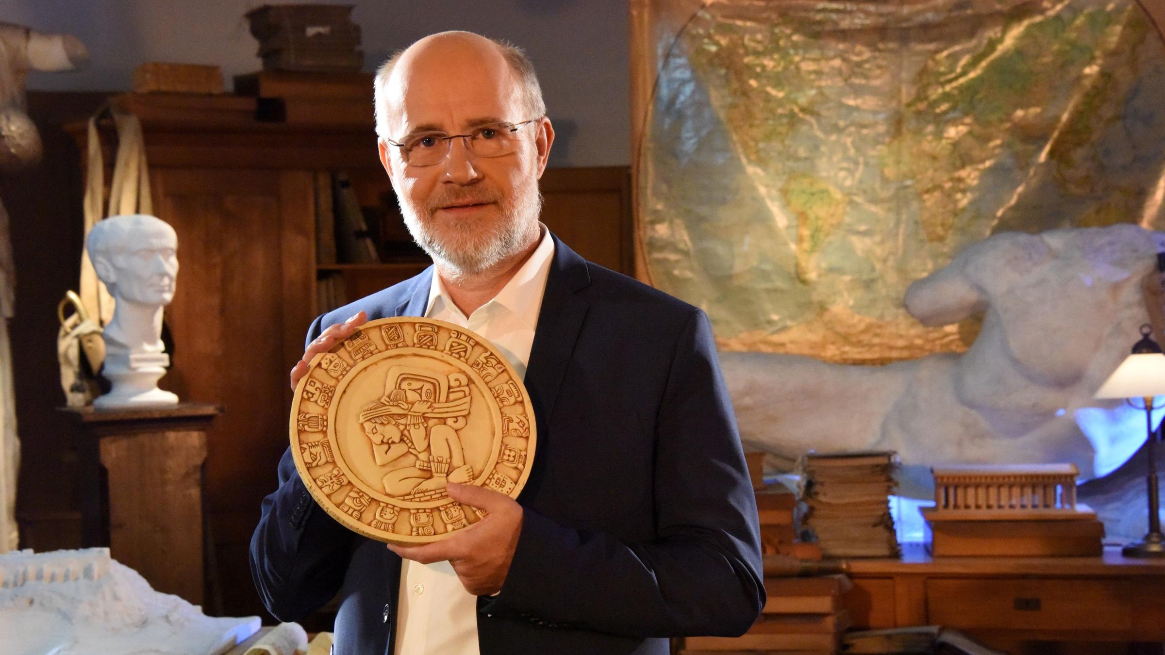 "Terra X: Ungelöste Fälle der Archäologie - Geheimnisvolle Botschaften": Prof. Harald Lesch hält den Maya-Kalender in die Kamera.