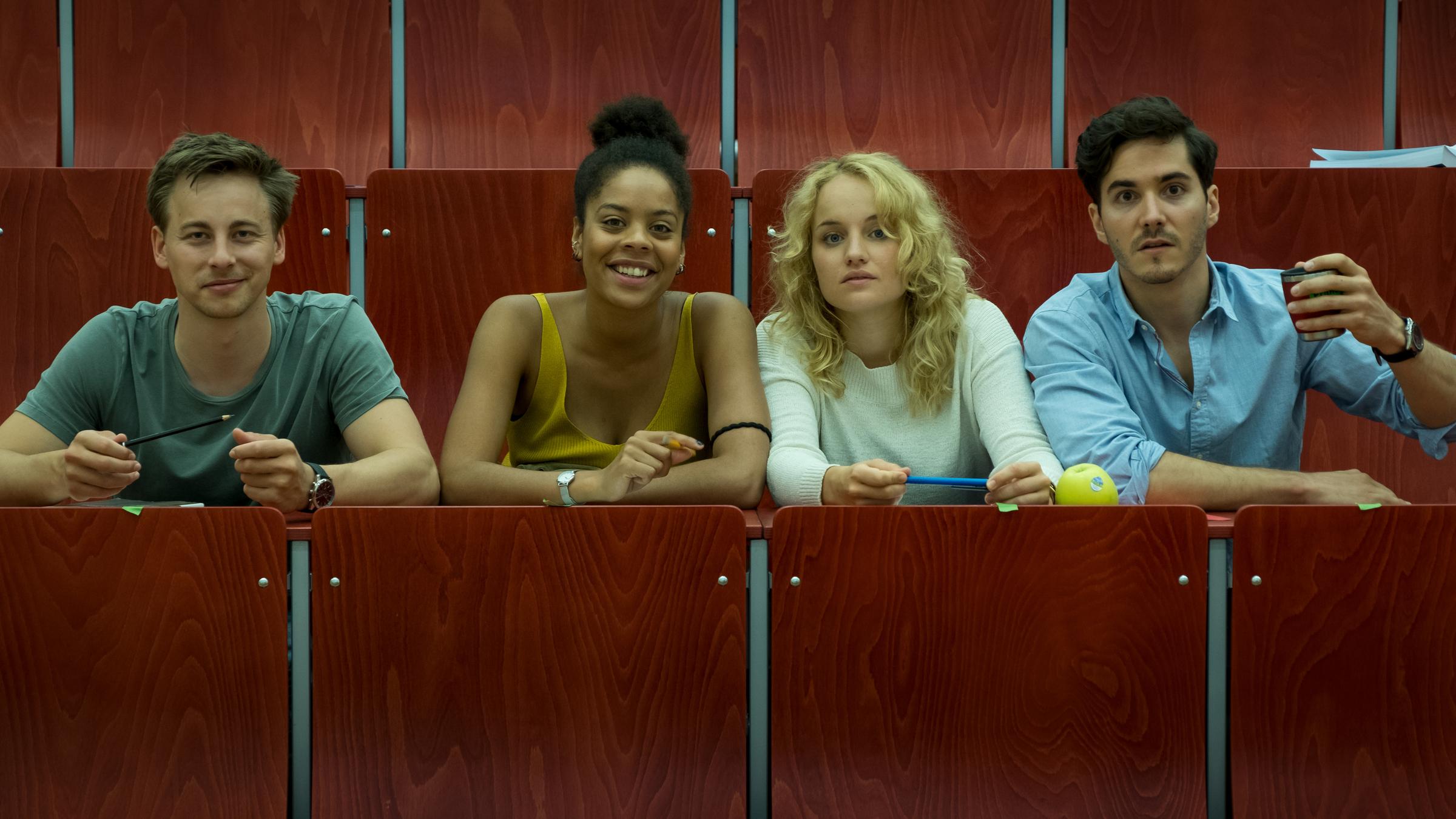 "Blutige Anfänger - Selfie, Mord und Totschlag": Marc Abel (Timmi Trinks), Ann-Christin Heffner (Jane Chirwa), Inka Kubicki (Luise von Finckh) und Kilian Hirschfeld (Francois Goeske) sitzen in einem Vorlesungsraum nebeneinander.