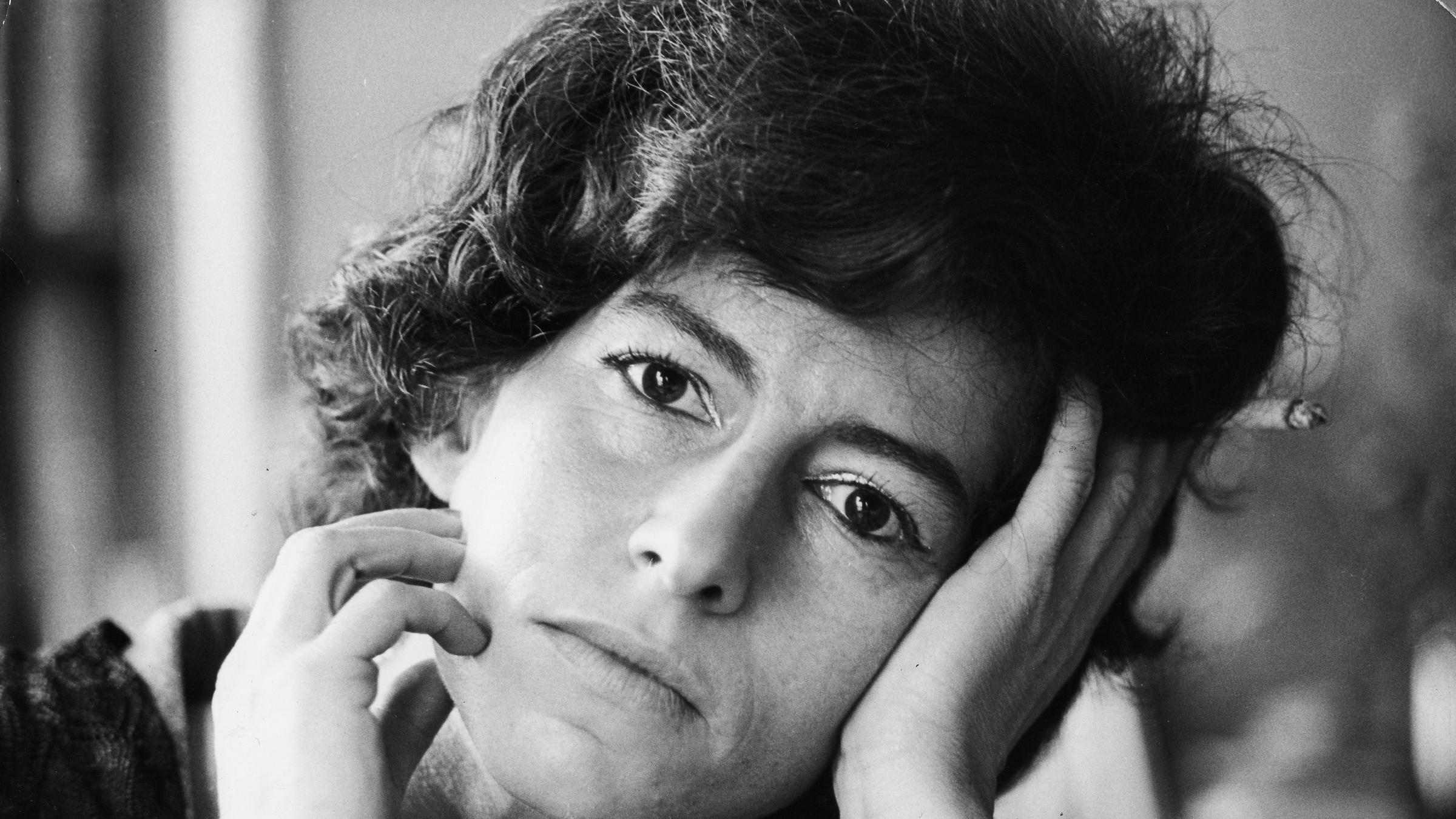 "Marceline. Eine Frau. Ein Jahrhundert": Schwarz-Weiss-Porträt von einer schwarzhaarigen, jungen Frau mit nachdenklichem Gesichtsausdruck.