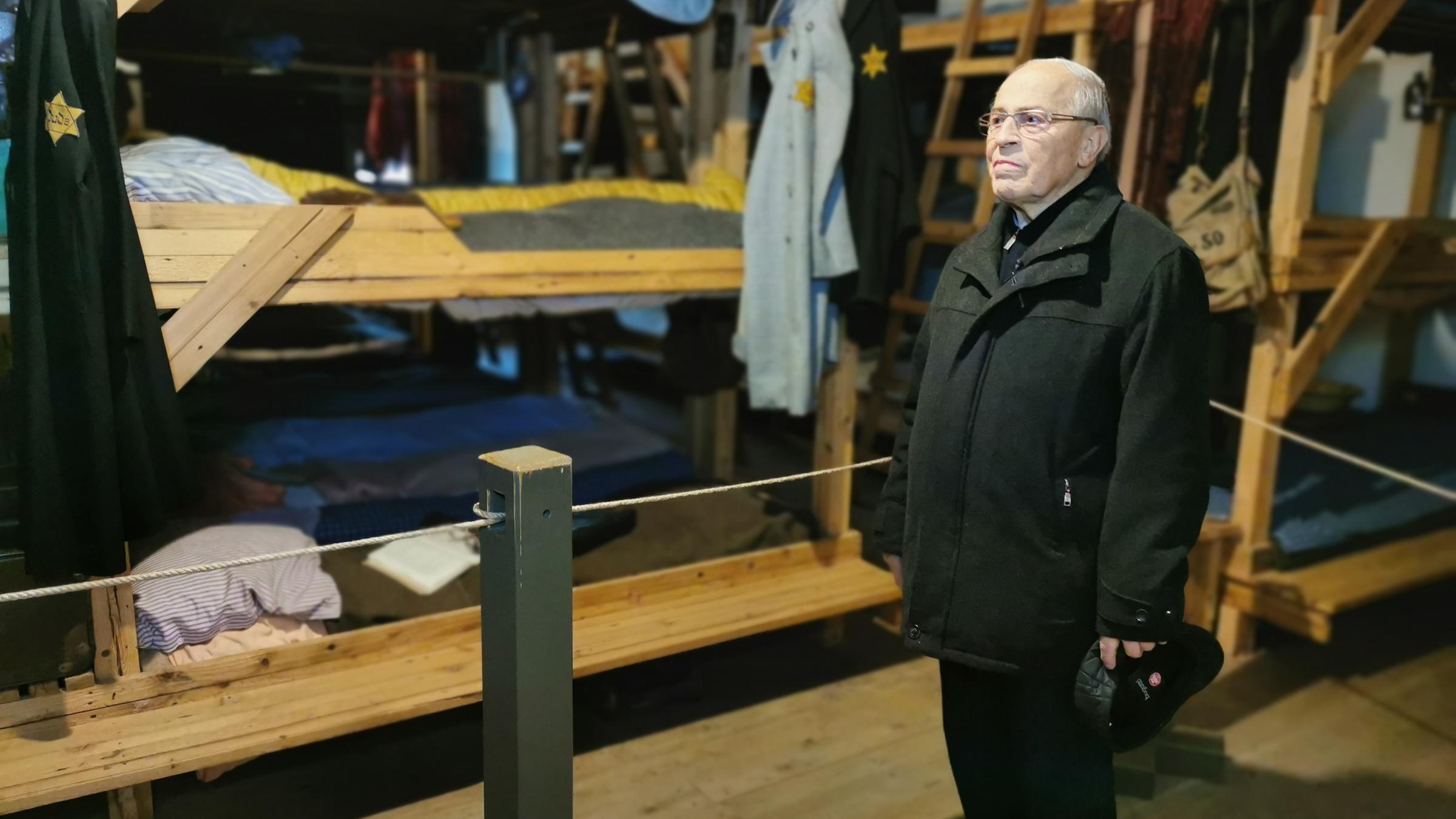 "Shalom Genossen - Juden in der DDR": Siegmund Rotstein steht in der Schlafbaracke des ehemaligen KZ Theresienstadt.