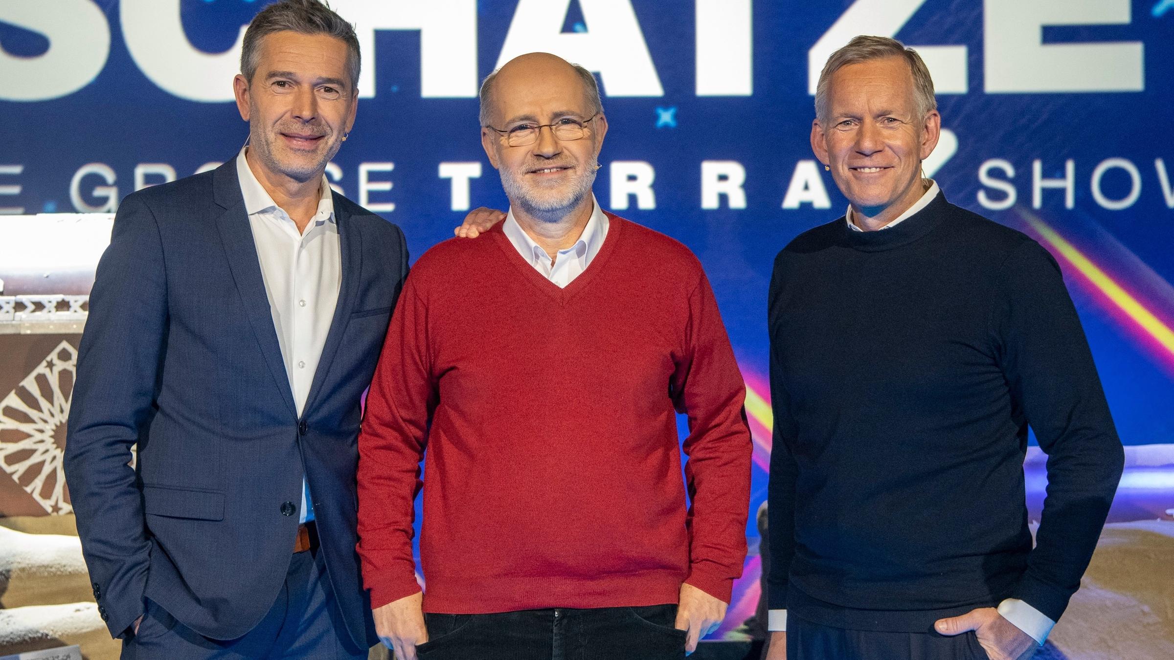 "Die große 'Terra X'-Show": Dirk Steffens, Harald Lesch und Johannes B. Kerner stehen nebeneinander im Studio und lächeln in die Kamera.