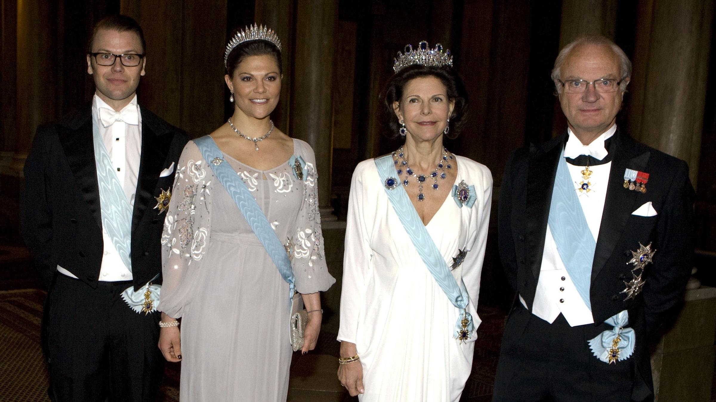 "ZDFzeit: Glanz für Schwedens Krone - Die Macht der Bilder": Königin Silvia, König Carl Gustav, Kronprinzessin Victoria und ihr Mann Daniel in Abendrobe stehen nebeneinander.