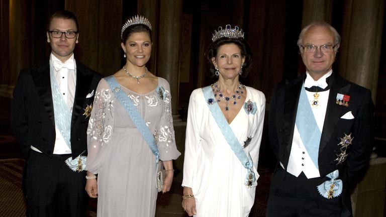 "ZDFzeit: Glanz für Schwedens Krone - Die Macht der Bilder": Königin Silvia, König Carl Gustav, Kronprinzessin Victoria und ihr Mann Daniel in Abendrobe stehen nebeneinander.