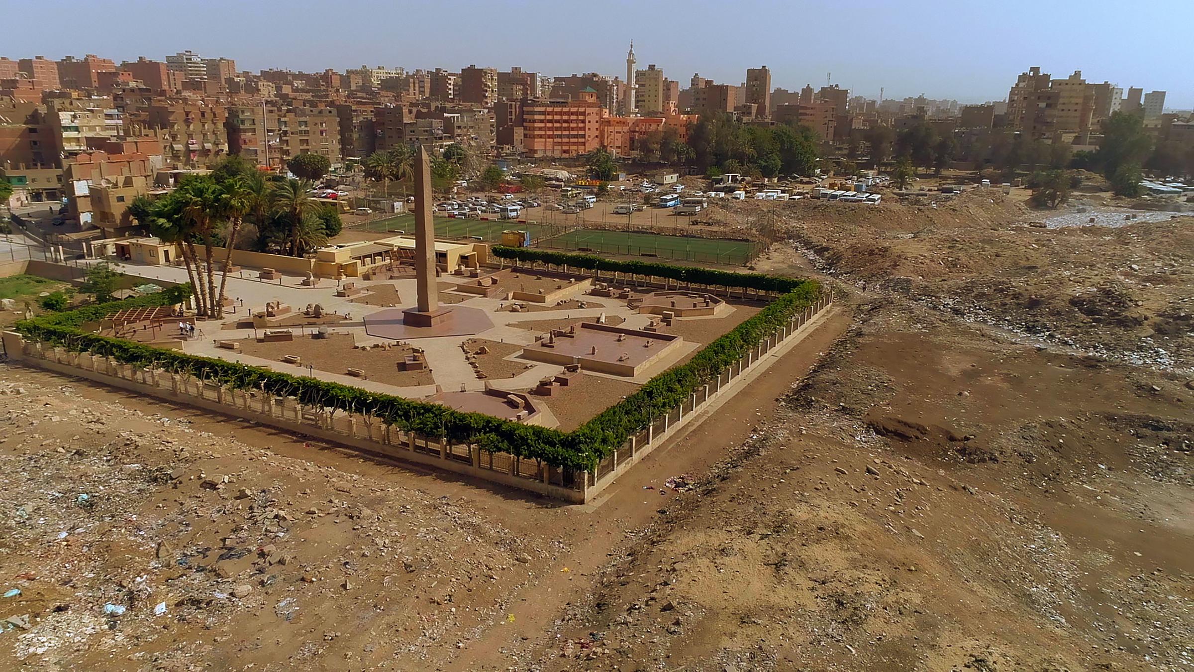 "Terra X: Die Sonnenstadt der Pharaonen": Grabungsareal mit Obelisk im Norden von Kairo.