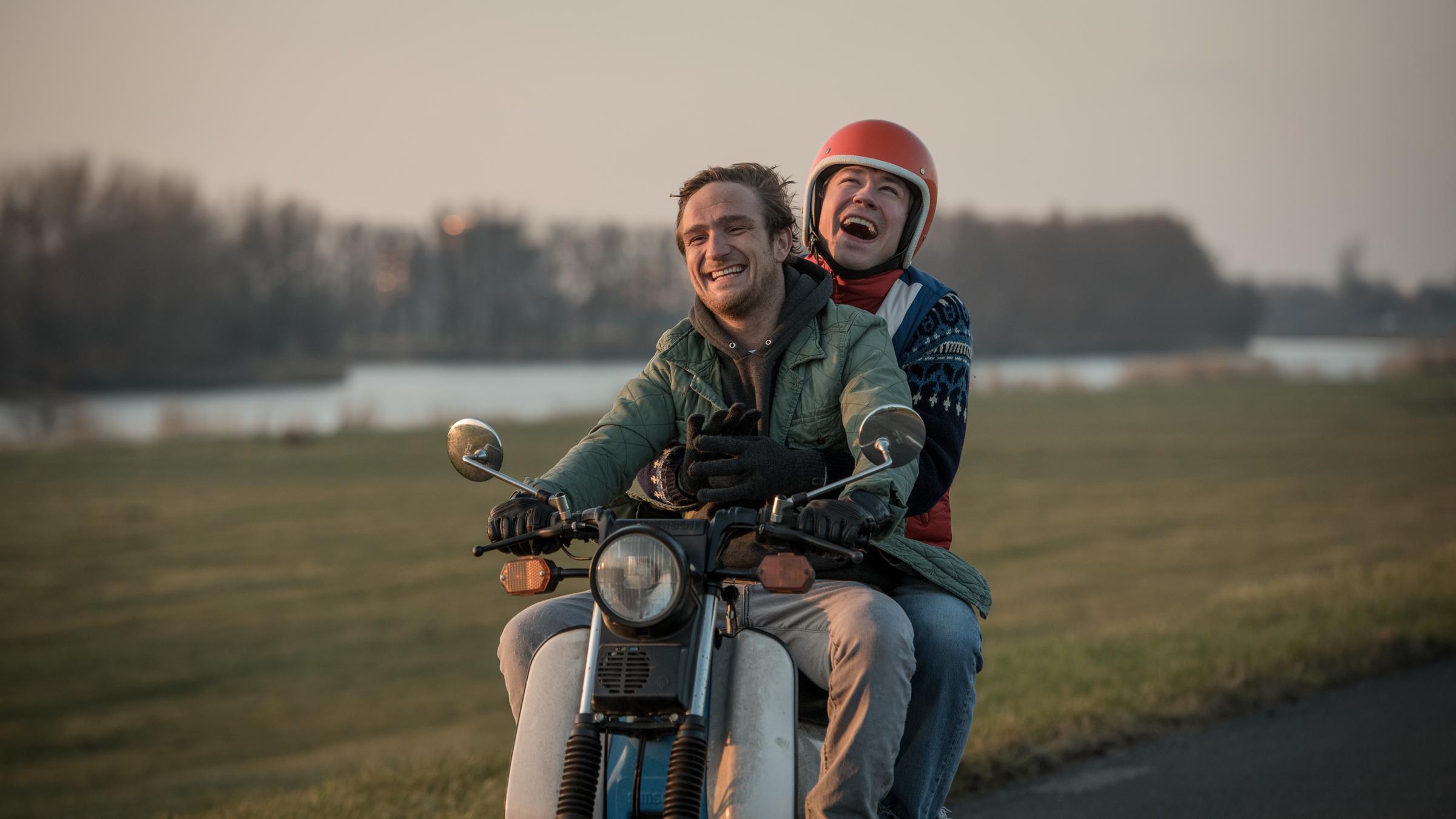"Simpel": Ben (Frederick Lau) und Simpel (David Kross) sitzen auf einem fahrenden Motorrad. Es macht ihnen eindeutig großen Spaß.