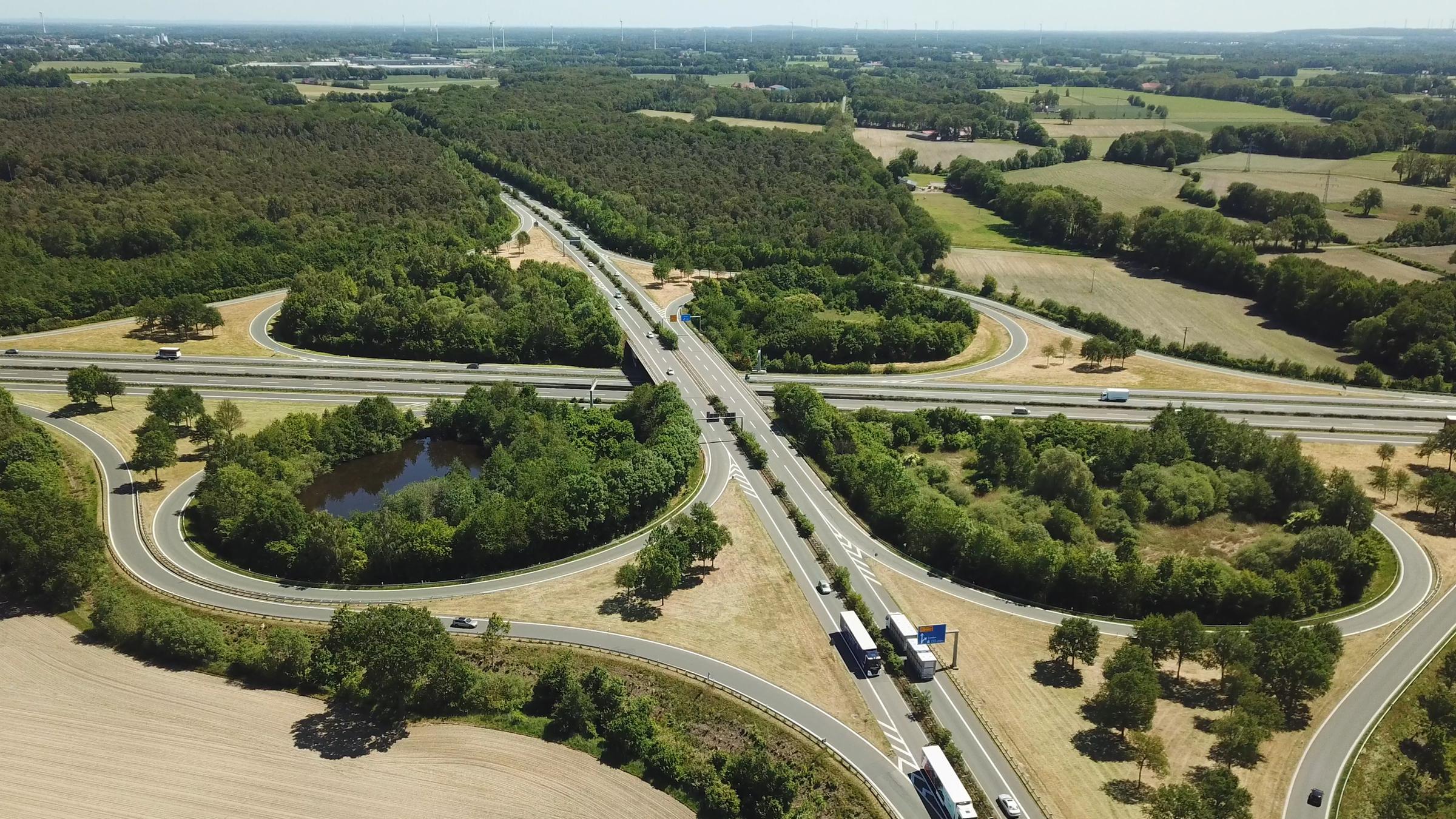 "planet e.: Platz zum Wohnen - Der Kampf um freie Flächen": Begrünung an Autobahn Auffahrten.