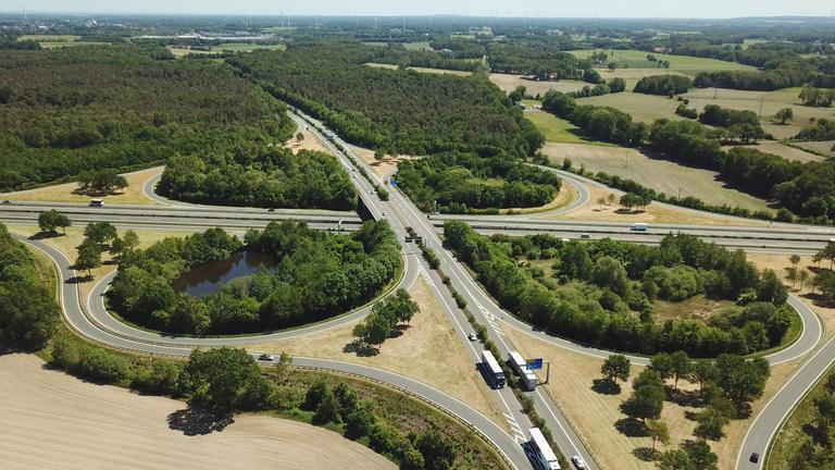 "planet e.: Platz zum Wohnen - Der Kampf um freie Flächen": Begrünung an Autobahn Auffahrten.