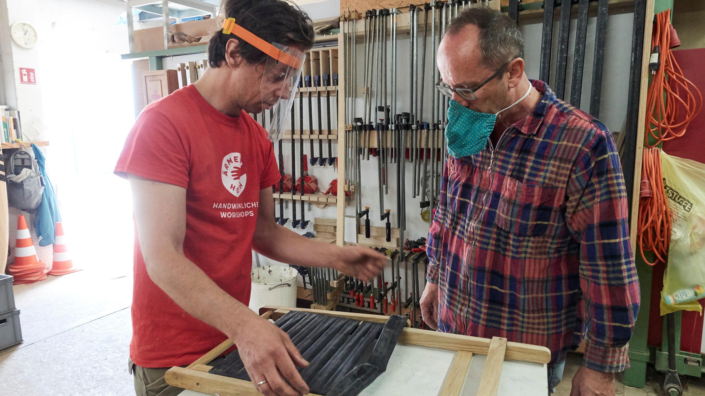 "plan b: Schätze aus dem Abfall - Ideen gegen das Wegwerfen": Tischler André Wolf und ein Kursbesucher stehen in einer Werkstatt und bauen einen Sonnenstuhl.