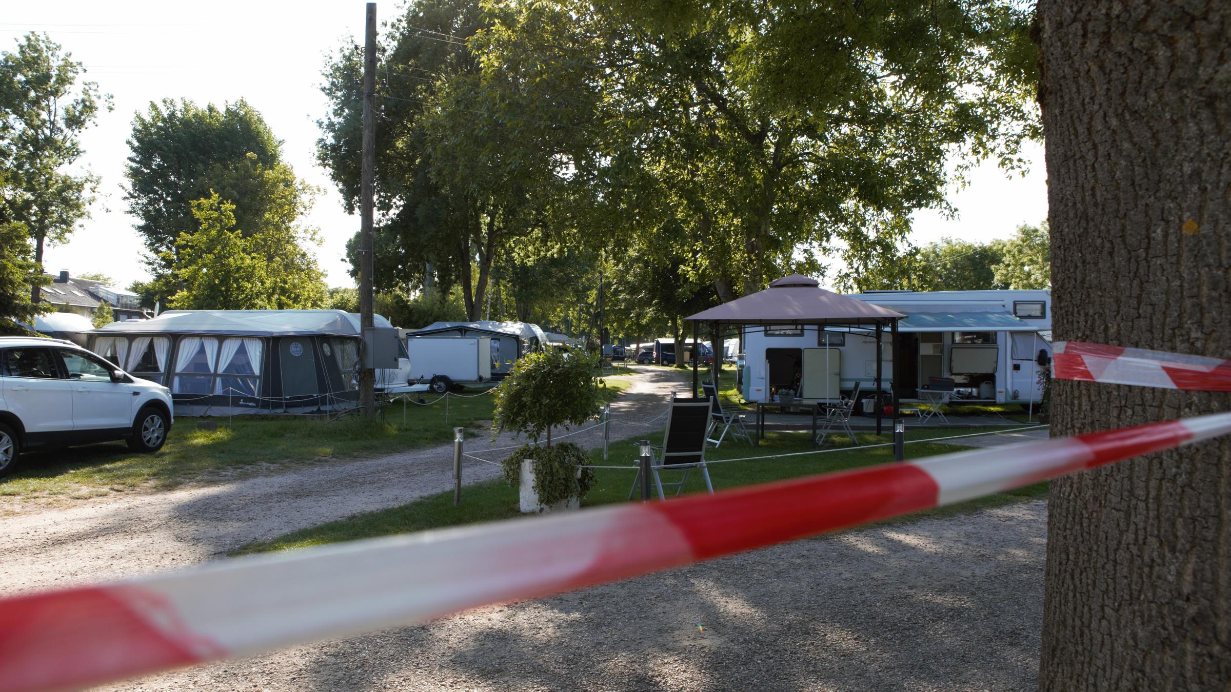 "ZDF.reportage: Freiheit mit Vorzelt - Camping trotz Corona": Blick auf einen Campingplatz, der mit einem rot-weißen Flatterband abgesperrt ist.