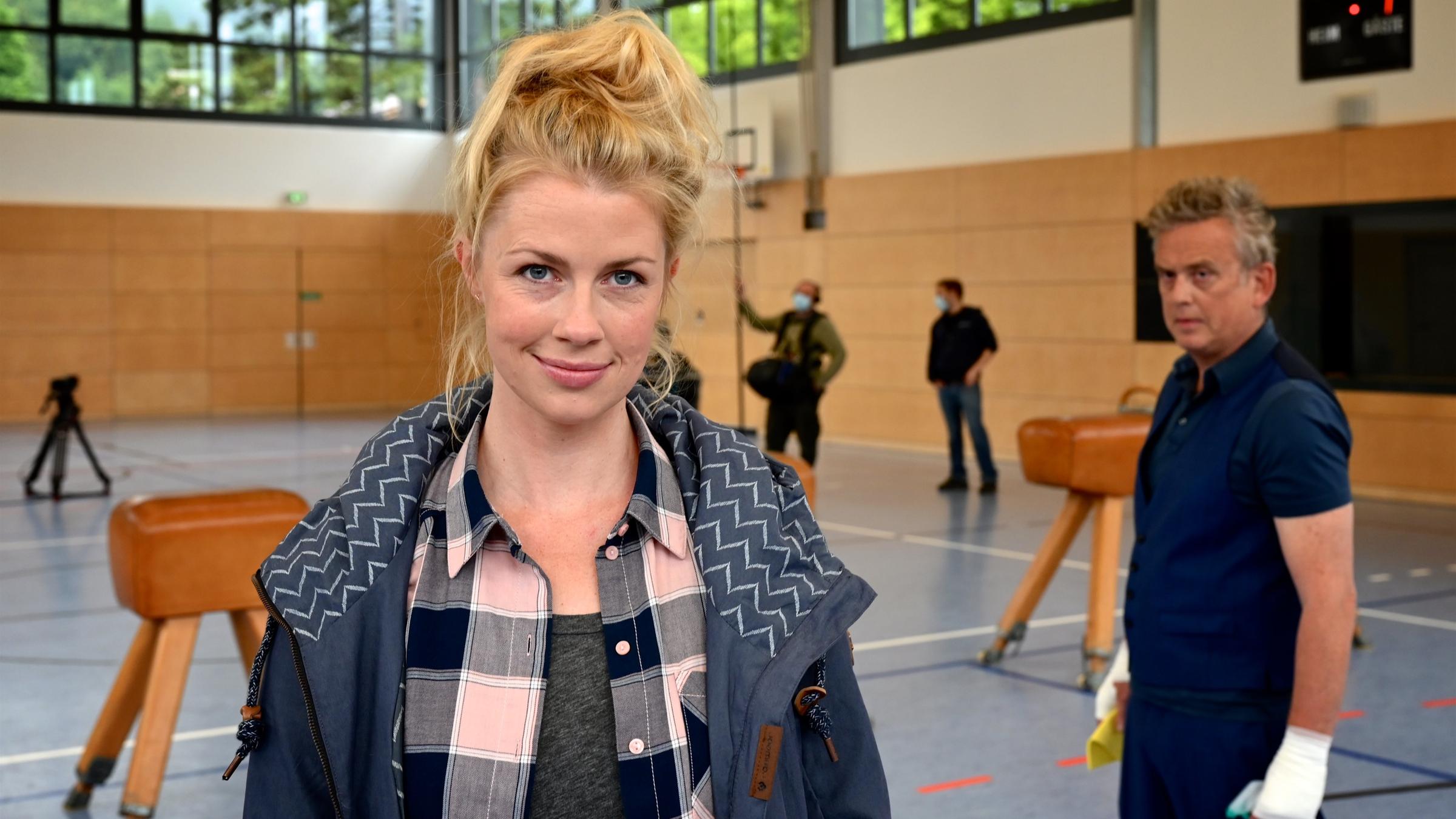 "Lehrerin auf Entzug / Drehstart": Tina Färber (Christine Eixenberger), Rektor (Thomas Huber) und das Team in einer Schulsporthalle.