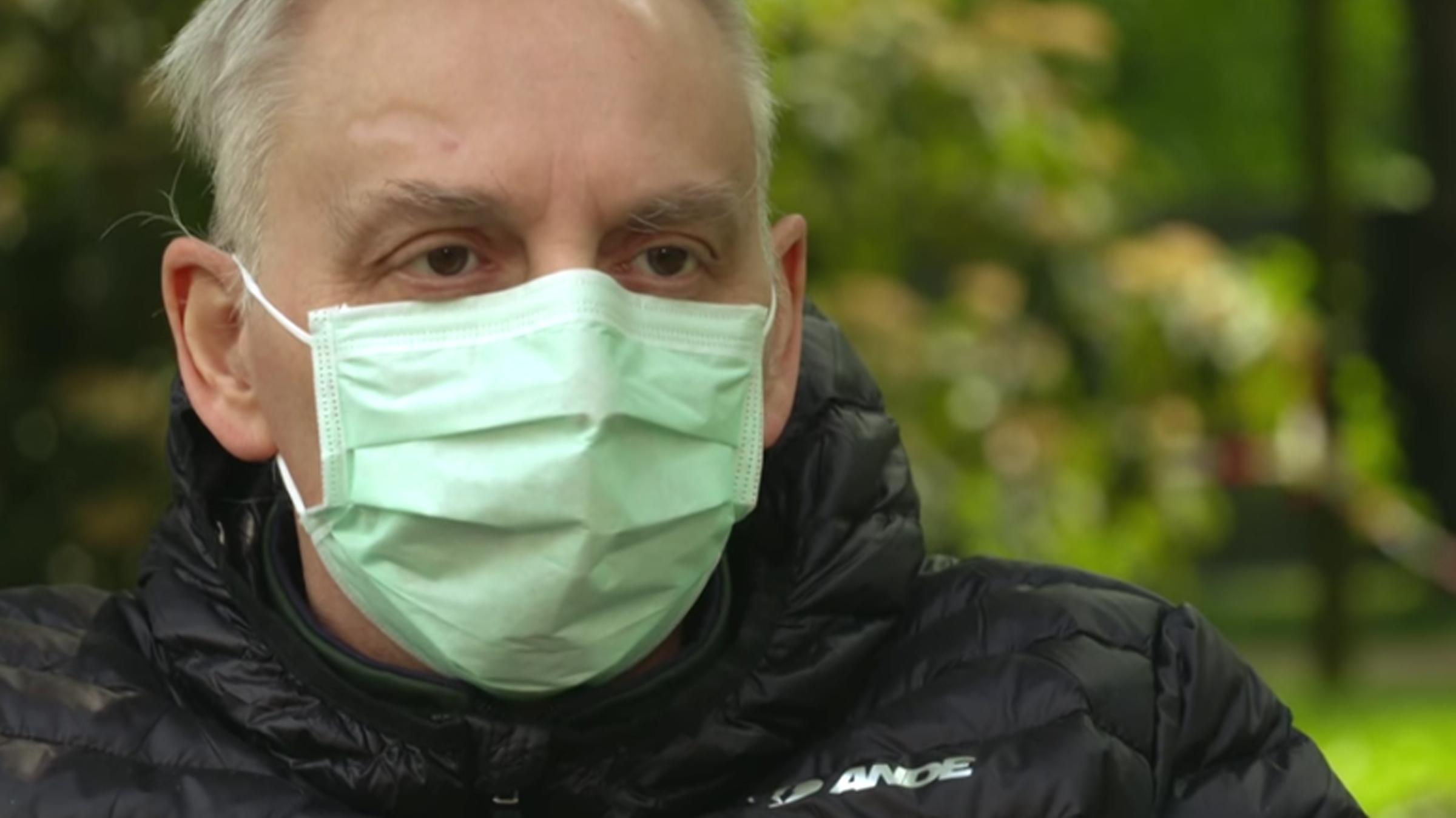  "Frontal 21-Dokumentation: Der unsichtbare Feind - Leben und Sterben mit dem Coronavirus": Felice Perani in Großaufnahme mit Mund-Nasenschutz.