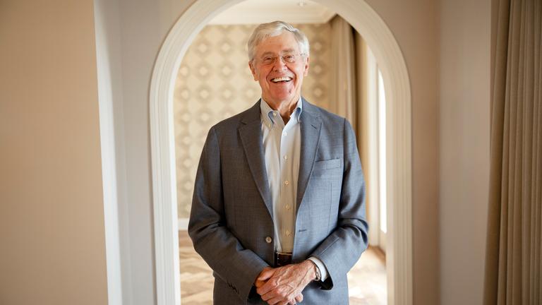 "Macht und Machenschaften USA - Gekaufte Politik": Charles Koch lacht in die Kamera