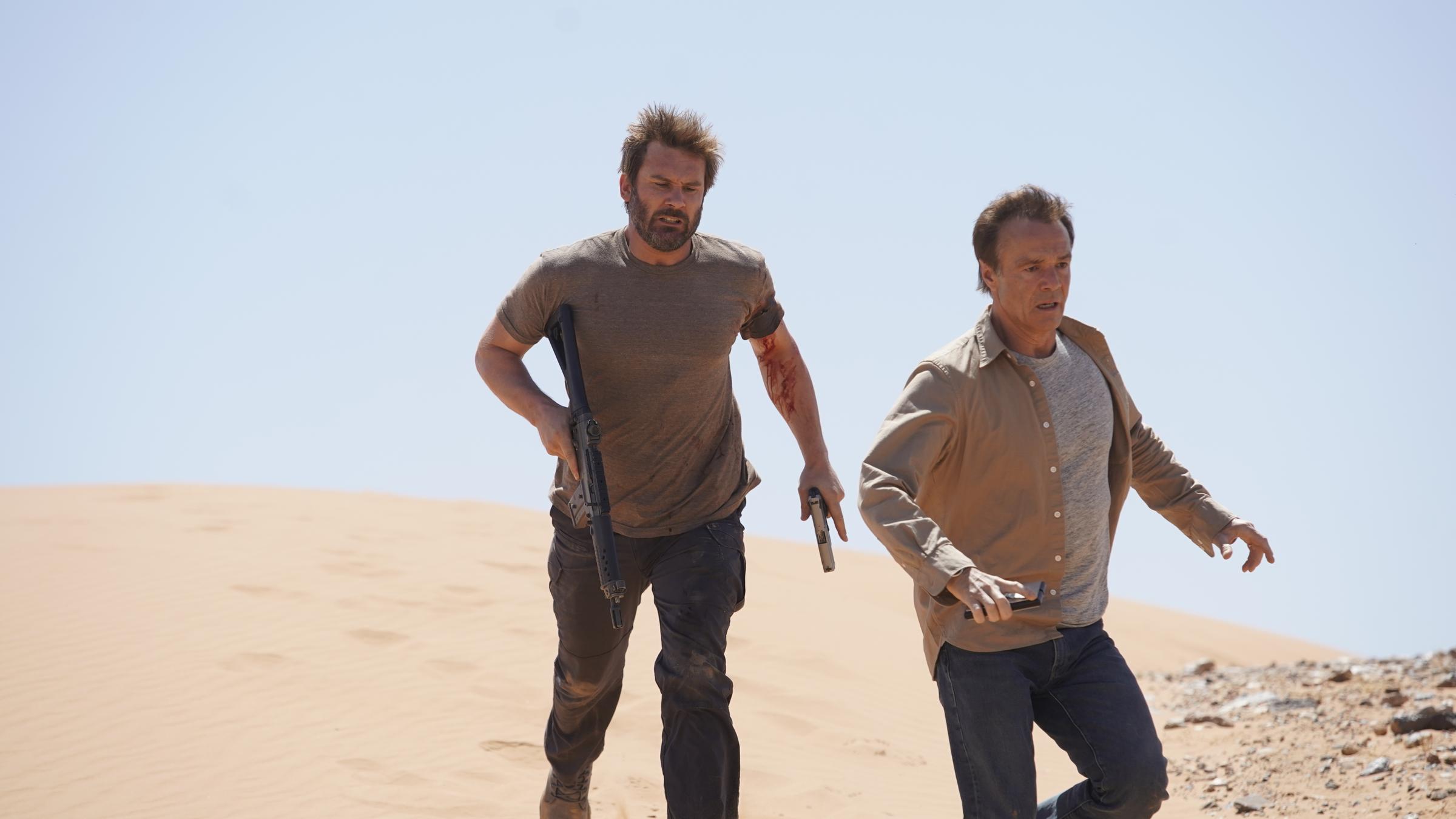 "Mirage - Gefährliche Lügen (3)": Der bewaffnete Gabriel (Clive Standen) und Lukas (Hannes Jaenicke) laufen durch die Wüste.