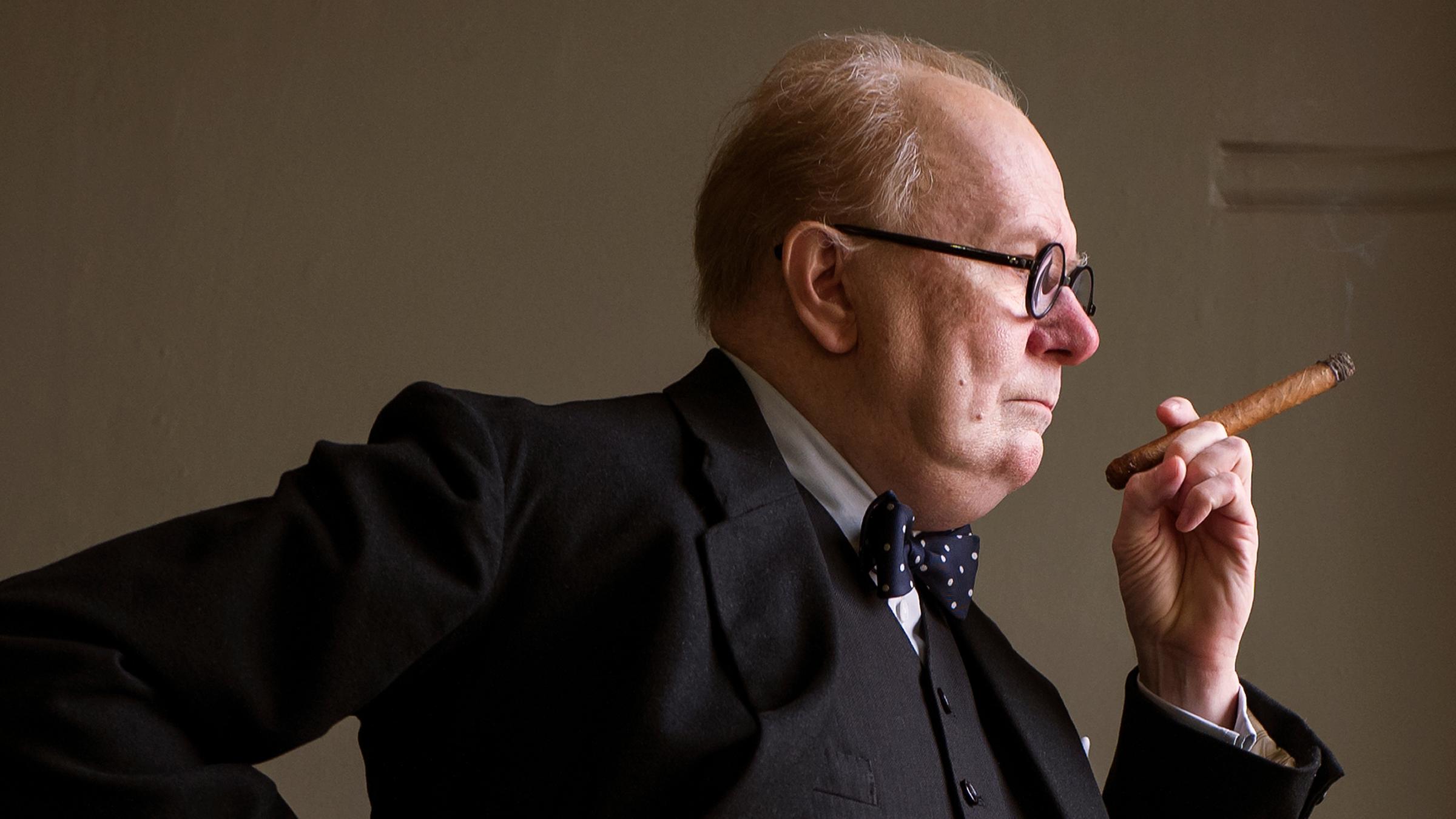 "Die dunkelste Stunde": Winston Churchill (Gary Oldman) raucht eine Zigarre.