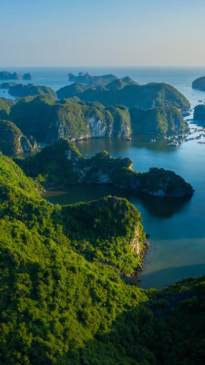 "Terra X - Abenteuer Vietnam": Luftaufnahme der Ha Long Bucht.