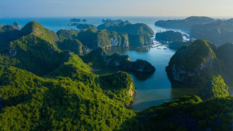 "Terra X - Abenteuer Vietnam": Luftaufnahme der Ha Long Bucht.