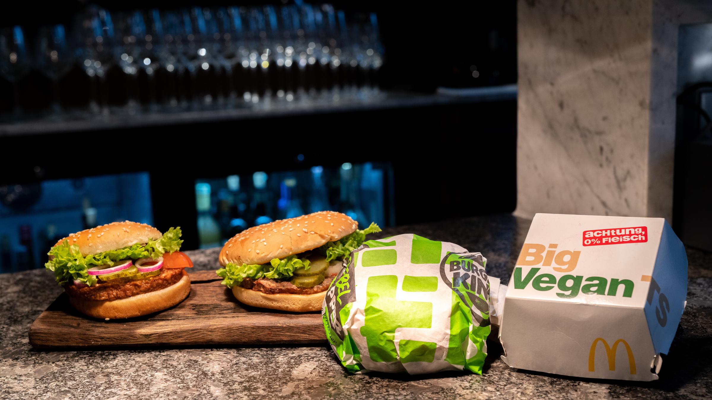 "ZDFzeit: Nelson Müllers großer Burger-Check - Vegetarisch oder Fleisch?": Die vegetarischen Burger von McDonald's und Burger King liegen zum Vergleich auf einem Tisch.