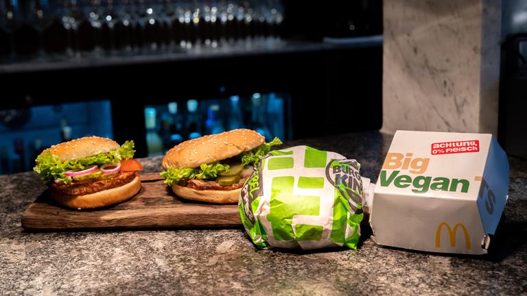 "ZDFzeit: Nelson Müllers großer Burger-Check - Vegetarisch oder Fleisch?": Die vegetarischen Burger von McDonald's und Burger King liegen zum Vergleich auf einem Tisch.