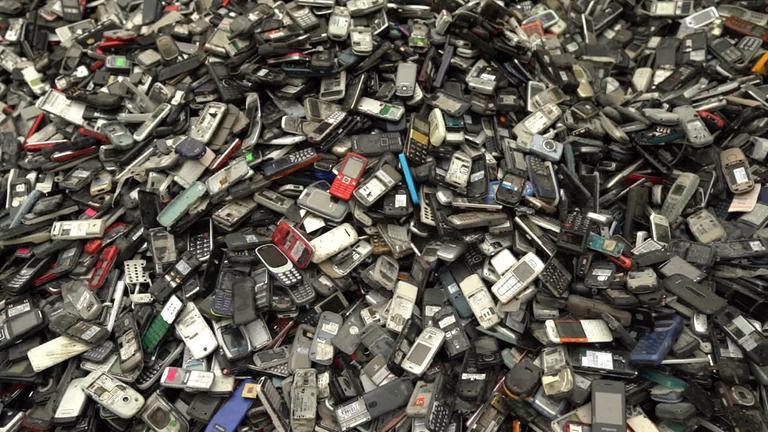 "planet e.: Fast Phone: Das schnelle Leben unserer Handys": Ein riesiger Müllberg ausgedienter Handys.