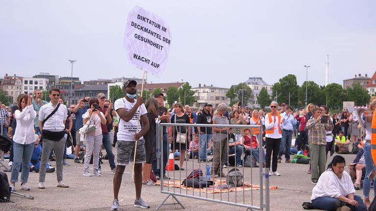 "Leben sticht Freiheit": Demonstranten gegen die Anti-Corona-Maßnahmen in Stuttgart