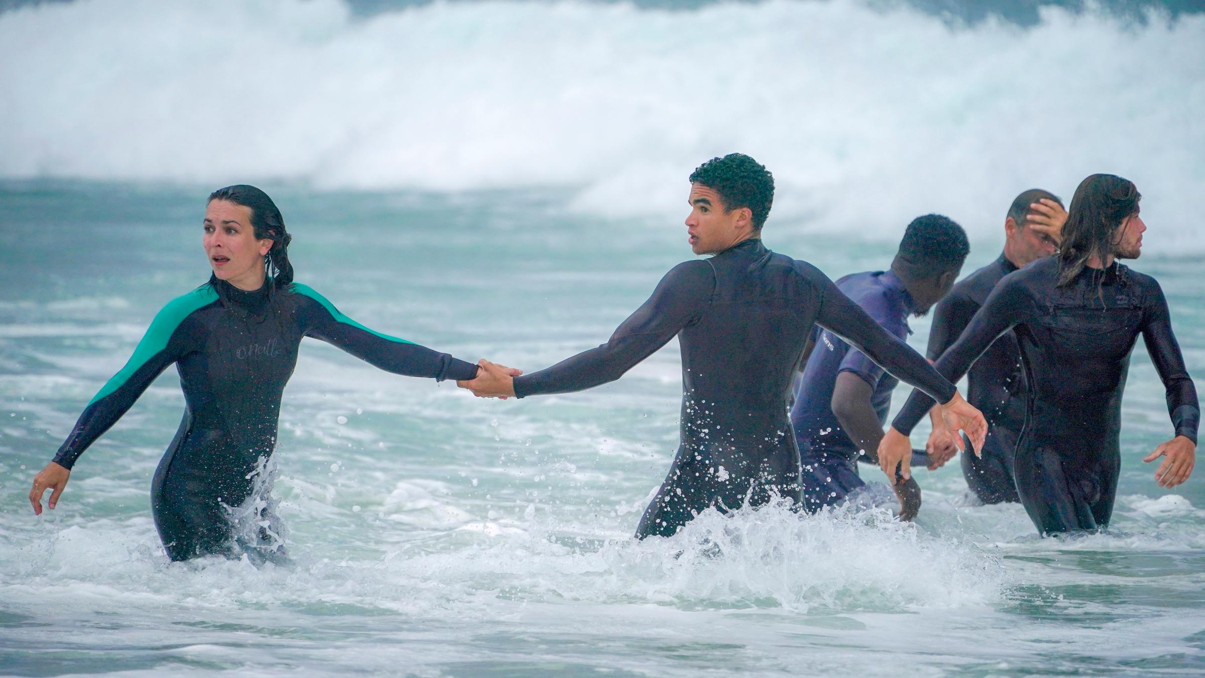 "The last Wavee - Botschaftler": Mathieu (Théo Christine) zieht Léna (Marie Dompnier) an der Hand in die Wellen.