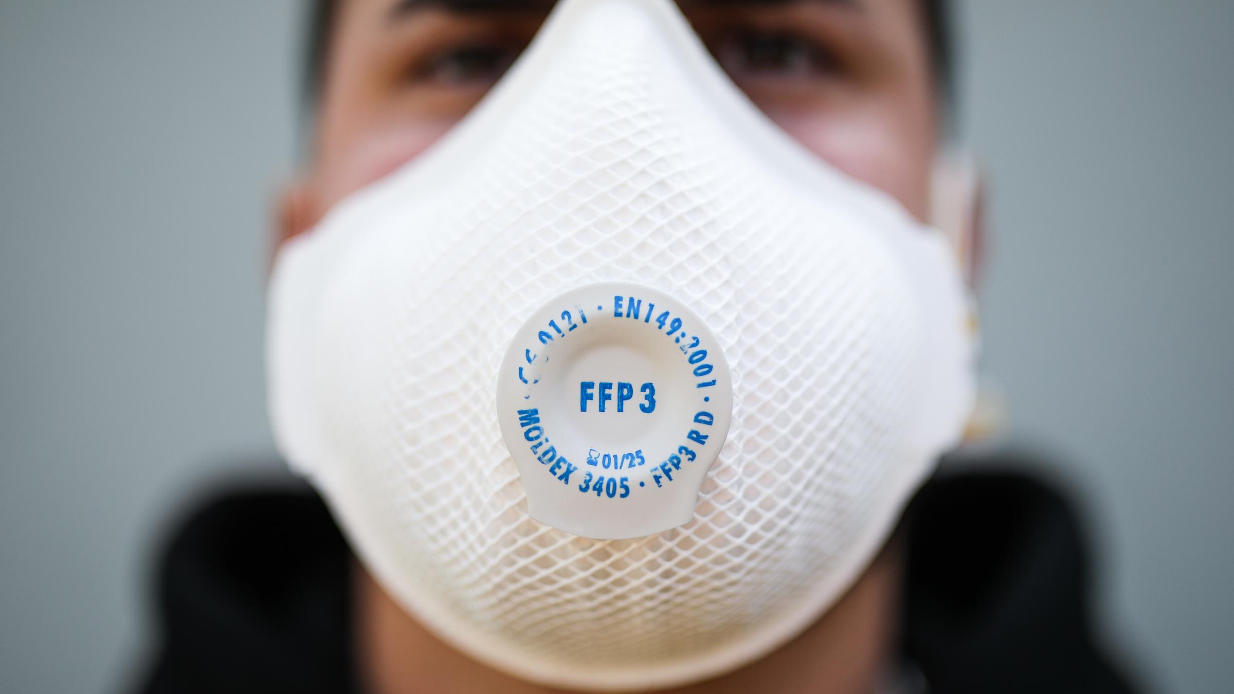 "Corona - Schock und Zeitenwende": Ein junger Mann mit Atemschutzmaske der Kategorie FFP3.