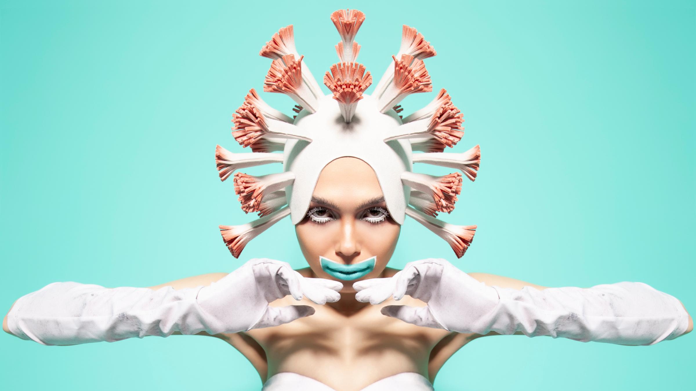 "Kreativ durch die Krise": Model Dinka Kay trägt eine Kreation von Hut-Designer Maor Zabar, Tel Aviv