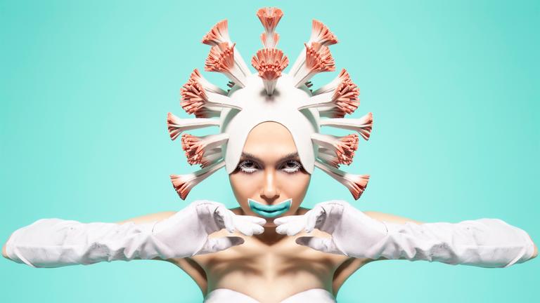 "Kreativ durch die Krise": Model Dinka Kay trägt eine Kreation von Hut-Designer Maor Zabar, Tel Aviv