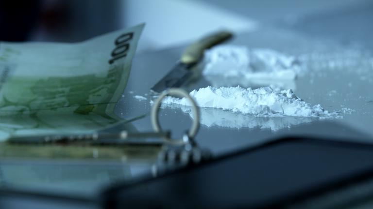 "Die Geheimnisse der Russenmafia": Ein 100-Euro-Schein und eine Menge Kokain auf einem Spiegel.
