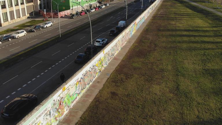 "Das Deutschland-Duell - BRD gegen DDR": Die East Side Gallery Berlin. Die heutige Mauer dient als Denkmal.