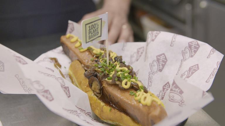 "plan b: Es geht um die Wurst - Genuss mit Verantwortung: Ein vegetarischer Hotdog.